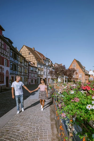 Pareja en viaje de la ciudad Colmar, Alsacia, Francia. Petite Venice, canal de agua y casas tradicionales de entramado de madera. Colmar es una encantadora ciudad en Alsacia, Francia. Hermosa vista de colorida ciudad romántica — Foto de Stock