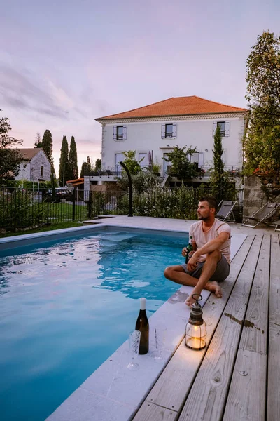 Casa vacanza francese con terrazza in legno e piscina nell'Ardeche Francia. ragazzo che si rilassa a bordo piscina con ponte di legno durante le vacanze di lusso in una casa vacanza nel sud della Francia — Foto Stock