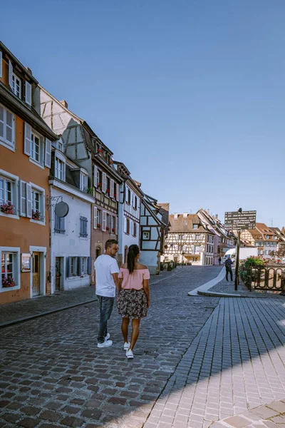 Colmar, Alsace, Fransa gezisindeki çift. Petite Venice, su kanalı ve geleneksel yarım keresteli evler. Colmar Fransa 'nın Alsace şehrinde hoş bir kasabadır. Renkli romantik şehrin güzel manzarası — Stok fotoğraf