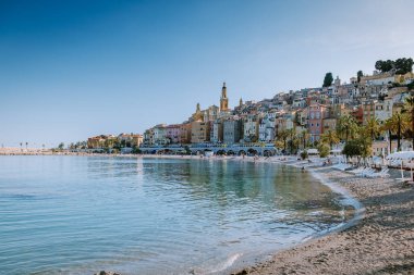 Menton France, Cote d Azur June 2020, liman sahilinde sıcak bir yaz günü ve Menton, Provence-Alpes-Cote dAzur, Fransa