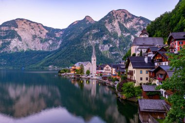 Avusturya Alpleri 'ndeki Hallstatter Gölü' ndeki Hallstatt Köyü