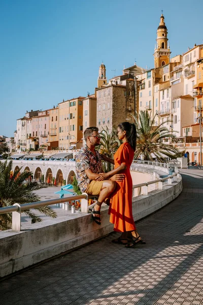 Menton Francia, pareja de hombres y mujeres de vacaciones en la Costa Azul Francia, Vista sobre la parte antigua de Menton, Provenza-Alpes-Costa Azul, Francia — Foto de Stock