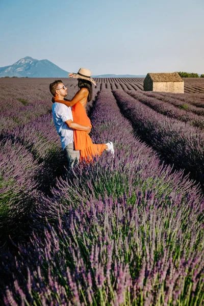 Pár mužů a žen na dovolené v Provence levandulové pole, Provence, Levandule pole Francie, Valensole Plateau, barevné pole Lavender Valensole Plateau, Provence, jižní Francie. Levandule — Stock fotografie