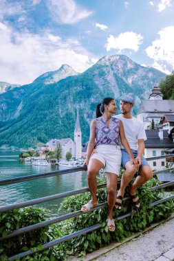 çift Avusturya 'daki Hallstatter Gölü' ndeki Hallstatt köyünü ziyaret etti.