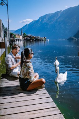 çift Avusturya 'daki Hallstatter Gölü' ndeki Hallstatt köyünü ziyaret etti.