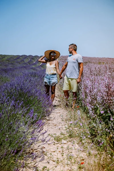 Paar Männer und Frauen im Urlaub in der Provence Lavendelfelder, Provence, Lavendelfeld Frankreich, Valensole Plateau, buntes Feld Lavendel Valensole Plateau, Provence, Südfrankreich. Lavendel — Stockfoto