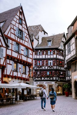 Colmar, Alsace, Fransa Haziran 2020. Petite Venice, su kanalı ve geleneksel yarım keresteli evler. Colmar Fransa 'nın Alsace şehrinde hoş bir kasabadır. Renkli romantik şehrin güzel manzarası Colmar, Fransa