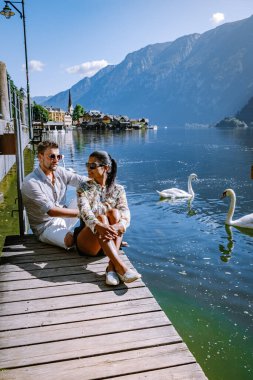 çift Avusturya 'daki Hallstatter Gölü' ndeki Hallstatt köyünü ziyaret etti.