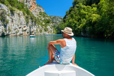 Gençler Sainte Croix Gölü, Provence, Fransa 'daki Verdon Gorge kayalıklarına bakıyorlar. Moustiers Sainte Marie, Alpes de Haute Provence Bölümü, Provence Alpes Cote Azur.
