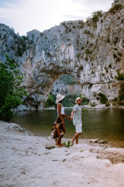 Ardeche France Pont d Arc, Ardeche France sahilindeki çift, Fransa 'nın Ardeche kanyonundaki Vallon Pont Darc' taki Narural kemerini görüyor.