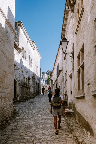 Les Baux de Provence Francia junio 2020, antiguo pueblo histórico construido en una colina en la Provenza, Les Baux de Provence pueblo en la formación de rocas y su castillo. Francia, Europa — Foto de Stock