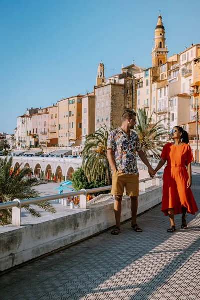 Menton Francia, pareja de hombres y mujeres de vacaciones en la Costa Azul Francia, Vista sobre la parte antigua de Menton, Provenza-Alpes-Costa Azul, Francia — Foto de Stock