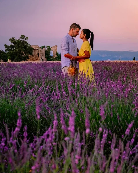 Paar mannen en vrouwen op vakantie op de Provençaalse lavendelvelden, Provence, Lavendelveld Frankrijk, Valensole Plateau, kleurrijk veld van Lavendel Valensole Plateau, Provence, Zuid-Frankrijk. Lavendel — Stockfoto