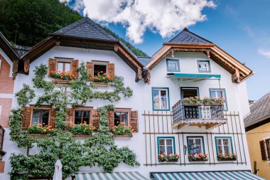 Avusturya Alpleri 'ndeki Hallstatter Gölü' ndeki Hallstatt köyü, Haziran 2020