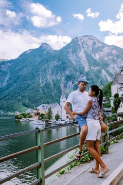 çift Avusturya 'daki Hallstatter Gölü' ndeki Hallstatt köyünü ziyaret etti.