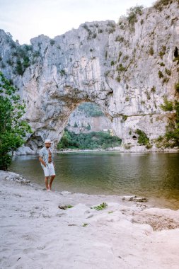 Ardeche France Pont d Arc, Ardeche France 'da tatilde olan adam Fransa' nın Ardeche kanyonundaki Vallon Pont Darc 'ta Narural kemeri görüyor.