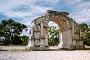 Fransa 'daki Saint Remy de Provence yakınlarındaki Glanum arkeolojik sahasının bir parçası olan Les Antiques anıtı