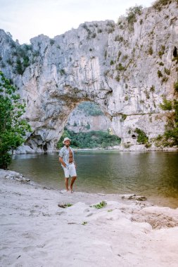 Ardeche France Pont d Arc, Ardeche France 'da tatilde olan adam Fransa' nın Ardeche kanyonundaki Vallon Pont Darc 'ta Narural kemeri görüyor.
