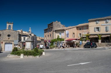 Gordes manzarası, Provence, Fransa 'da küçük bir ortaçağ kasabası, Haziran 2020. Bu güzel köyün ve manzaranın çatısı manzaralı.
