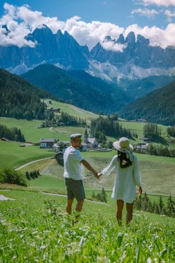 İtalya 'nın Dolomites bölgesinde Santa Magdalena Köyü' nde tatil yapan çift Val Di Funes İtalyan Dolomitleri