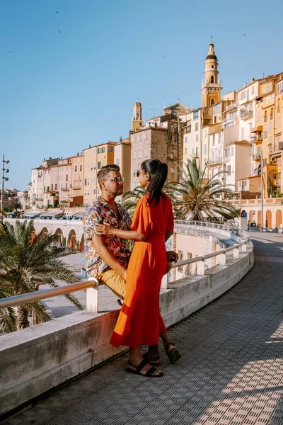 Menton Francia, pareja de hombres y mujeres de vacaciones en la Costa Azul Francia, Vista sobre la parte antigua de Menton, Provenza-Alpes-Costa Azul, Francia — Foto de Stock