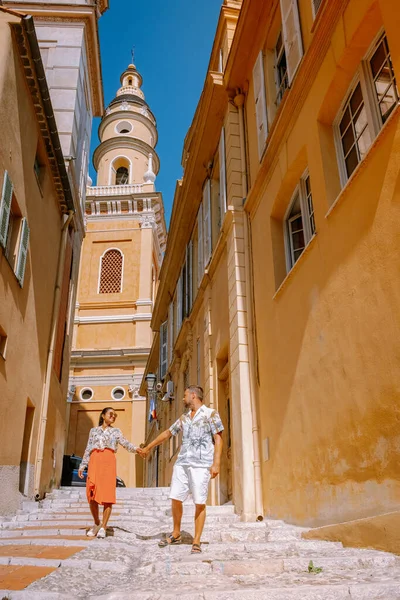 Menton France, Cote d Azur France 'da tatilde olan birkaç erkek ve kadın, Menton' un eski kısmı, Provence-Alpes-Cote dAzur, Fransa — Stok fotoğraf