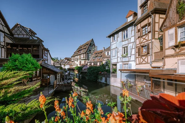 Colmar, Alsácia, França. Petite Veneza, canal de água e casas tradicionais de meia madeira. Colmar é uma cidade encantadora na Alsácia, França. Bela vista da cidade romântica colorida Colmar, França, Alsácia — Fotografia de Stock