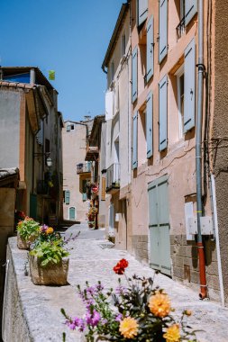 Valensole Provence Fransa Haziran 2020, Valensole renkli köyünün sokakları yaz boyunca