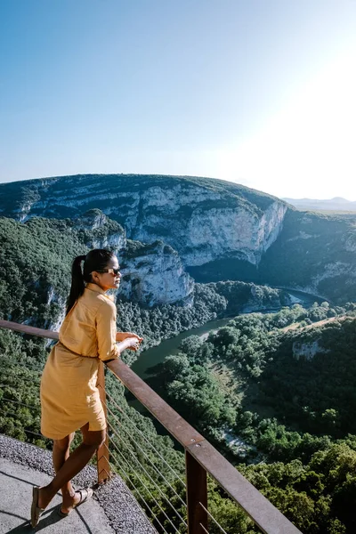 Женщина на отдыхе в Ardeche France Pont d Arc, Ardeche France, вид на Narural arch в Vallon Pont Darc в каньоне Ardeche во Франции — стоковое фото