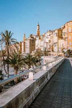 Menton France, Cote d Azur June 2020, liman sahilinde sıcak bir yaz günü ve Menton, Provence-Alpes-Cote dAzur, Fransa