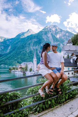 çift Avusturya 'daki Hallstatter Gölü' ndeki Hallstatt köyünü ziyaret etti.