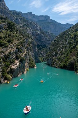 Sainte Croix Gölü, Provence, Fransa 'daki Verdon Gorge kayalıklarına bakın, Moustiers Sainte Marie, Alpes de Haute Provence, bölge Provence Alpes Cote Azur