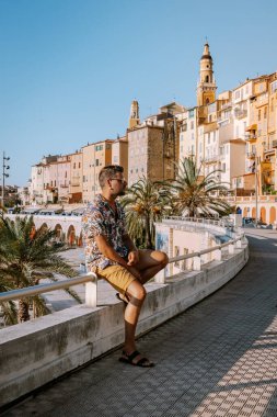 Menton France, Cote d Azur France 'da tatildeki erkekler, Menton' un eski kısmı, Provence-Alpes-Cote dAzur, Fransa