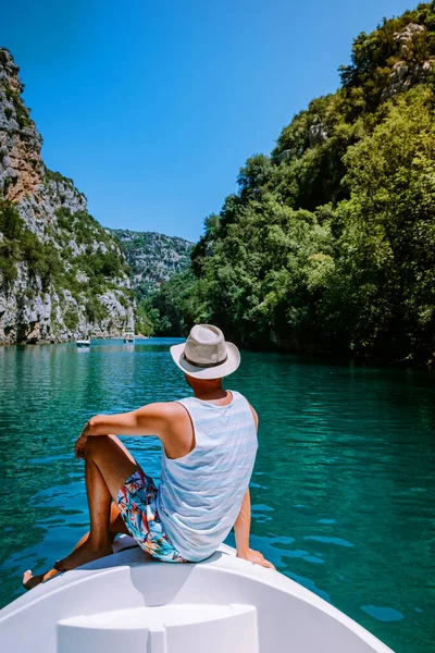 Jonge mannen kijken uit op de rotsachtige rotsen van de Gorge du Verdon aan het meer van Sainte Croix, Provence, Frankrijk, in de buurt van Moustiers Sainte Marie, departement Alpes de Haute Provence, regio Provence Alpes Cote Azur — Stockfoto