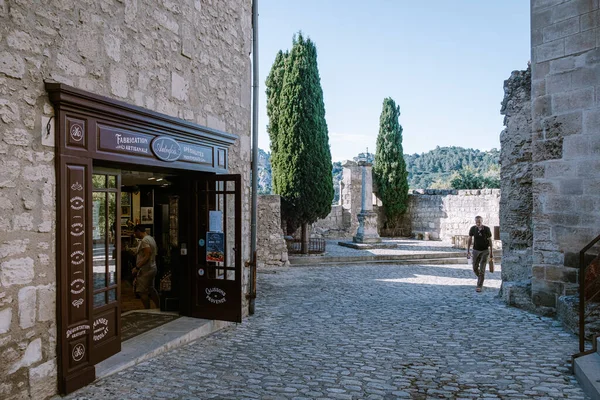 Les Baux de Provence France June 2020, old historic town village build on a hill in the Provence, Les Baux de Provence village on the rock formation and its castle. Франция, Европа — стоковое фото