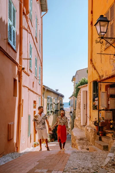 Menton France, Cote d Azur France 'da tatilde olan birkaç erkek ve kadın, Menton' un eski kısmı, Provence-Alpes-Cote dAzur, Fransa — Stok fotoğraf