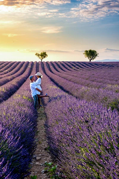 Couple men and woman on vacation at the provence lavender fields, Provence, Lavender field France, Valensole Plateau, colorful field of Lavender Valensole Plateau, Provence, Southern France. Lavender — Stock Photo, Image