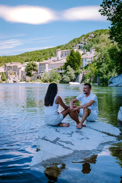 Couple en vacances en Ardèche France, vue sur le village de Vogue en Ardèche. France — Photo