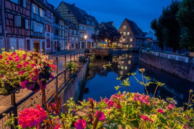 Colmar, Alsace, Fransa. Petite Venice, su kanalı ve geleneksel yarım keresteli evler. Colmar Fransa 'nın Alsace şehrinde hoş bir kasabadır. Renkli romantik şehrin güzel manzarası Colmar, Fransa, Alsace