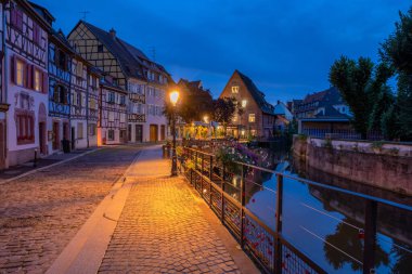 Colmar, Alsace, Fransa. Petite Venice, su kanalı ve geleneksel yarım keresteli evler. Colmar Fransa 'nın Alsace şehrinde hoş bir kasabadır. Renkli romantik şehrin güzel manzarası Colmar, Fransa, Alsace