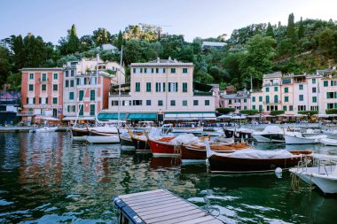 Portofino İtalya Haziran 2020, Portofino ünlü köy körfezi, İtalya renkli Ligurian köyü.