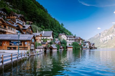 Avusturya Alpleri 'ndeki Hallstatter Gölü' ndeki Hallstatt Köyü