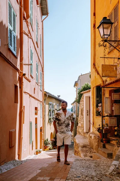 Menton France, Cote d Azur France 'da tatilde olan birkaç erkek ve kadın, Menton' un eski kısmı, Provence-Alpes-Cote dAzur, Fransa — Stok fotoğraf