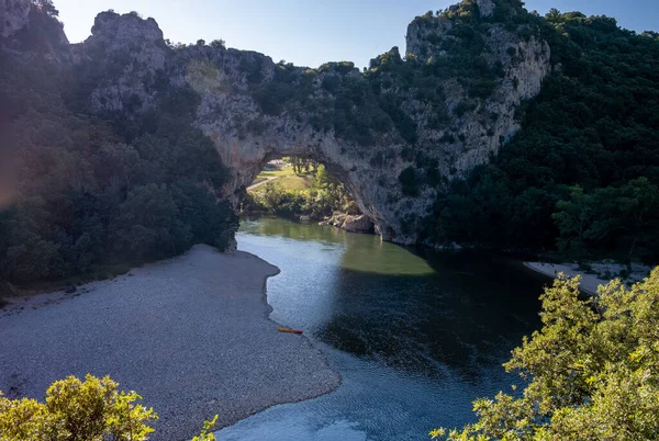 Ardèche France, vue de l'arche Narural à Vallon Pont Darc dans le canyon de l'Ardèche en France — Photo