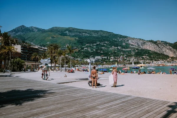 Menton France, Costa Azul Junio 2020, cálido día de verano en la playa frente al mar y una vista de la parte antigua de Menton, Provenza-Alpes-Cote dAzur, Francia — Foto de Stock