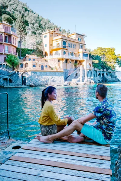 Coppia in vacanza costa ligure Italia, Portofino famosa baia paese, Italia colorato paese costa ligure — Foto Stock