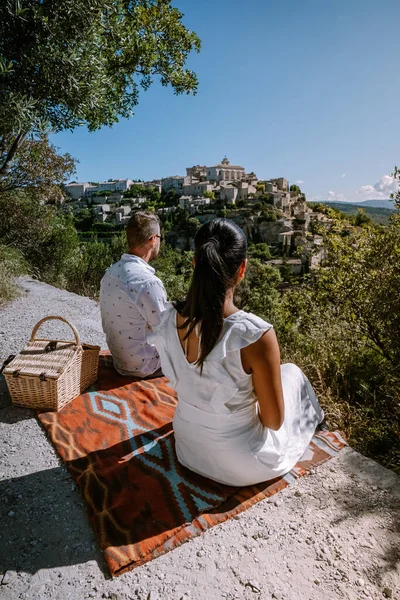 Couple visit the old town of Gordes Provence,Blooming purple lavender fields at Senanque monastery, Provence, southern France — Stock Photo, Image