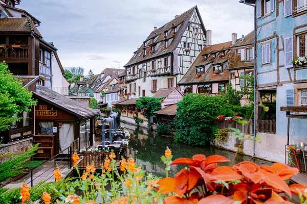 Colmar, Alsácia, França. Petite Veneza, canal de água e casas tradicionais de meia madeira. Colmar é uma cidade encantadora na Alsácia, França. Bela vista da cidade romântica colorida Colmar, França, Alsácia — Fotografia de Stock