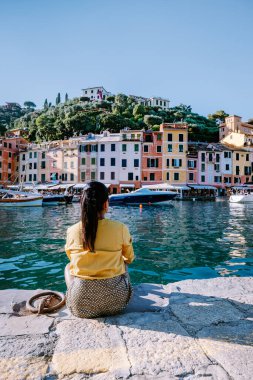 Portofino İtalya Haziran 2020, Portofino ünlü köy körfezi, İtalya renkli Ligurian köyü.