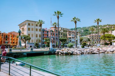 Santa Margherita Ligure İtalya Haziran 2020, Santa Margeritha 'da yaz mevsiminde popüler olan renkli plaj